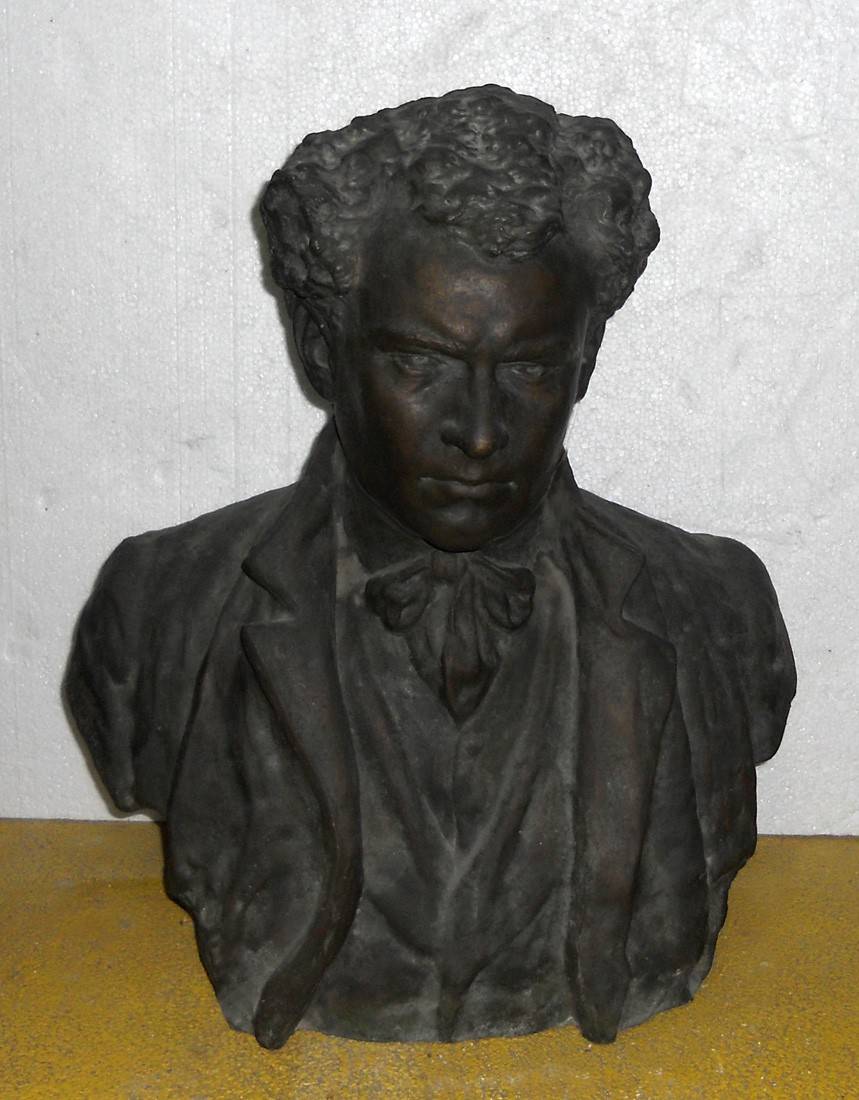 El compositor Eduardo Fabini, 1921. Miguel Rienzi (1886-1953). Bronce.  60 x 53 x 43 cm. Nº inv. 1037.