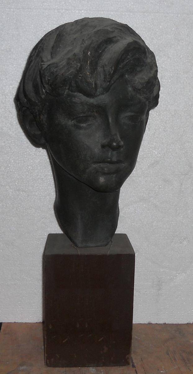 Cabeza de niño, 1964. María Carmen Portela (1898-1983). Bronce.  41 x 24 x 27 cm. Nº inv. 2206.