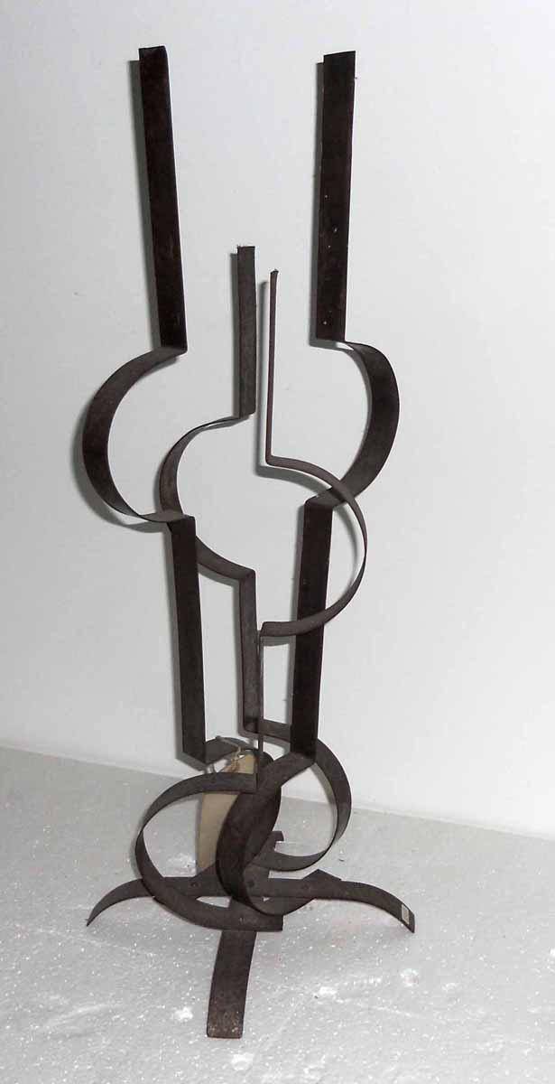 Oscilación vertical. Roberto Morassi (1918-2010). Acero.  60 x 26 x 26 cm. Nº inv. 3562.