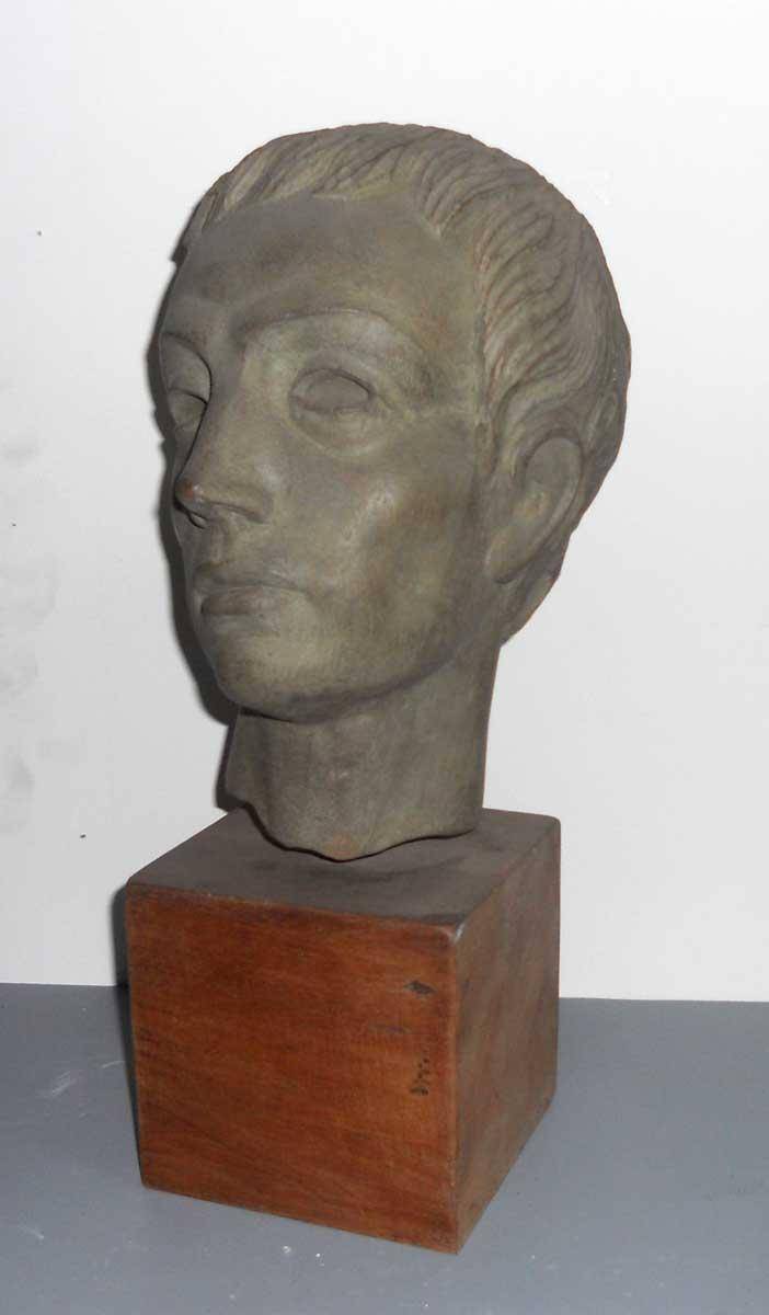 Cabeza, c.1981. Javier Nieva (1915-1999). Talla en madera.  28 x 19 x 20 cm. Nº inv. 3991.