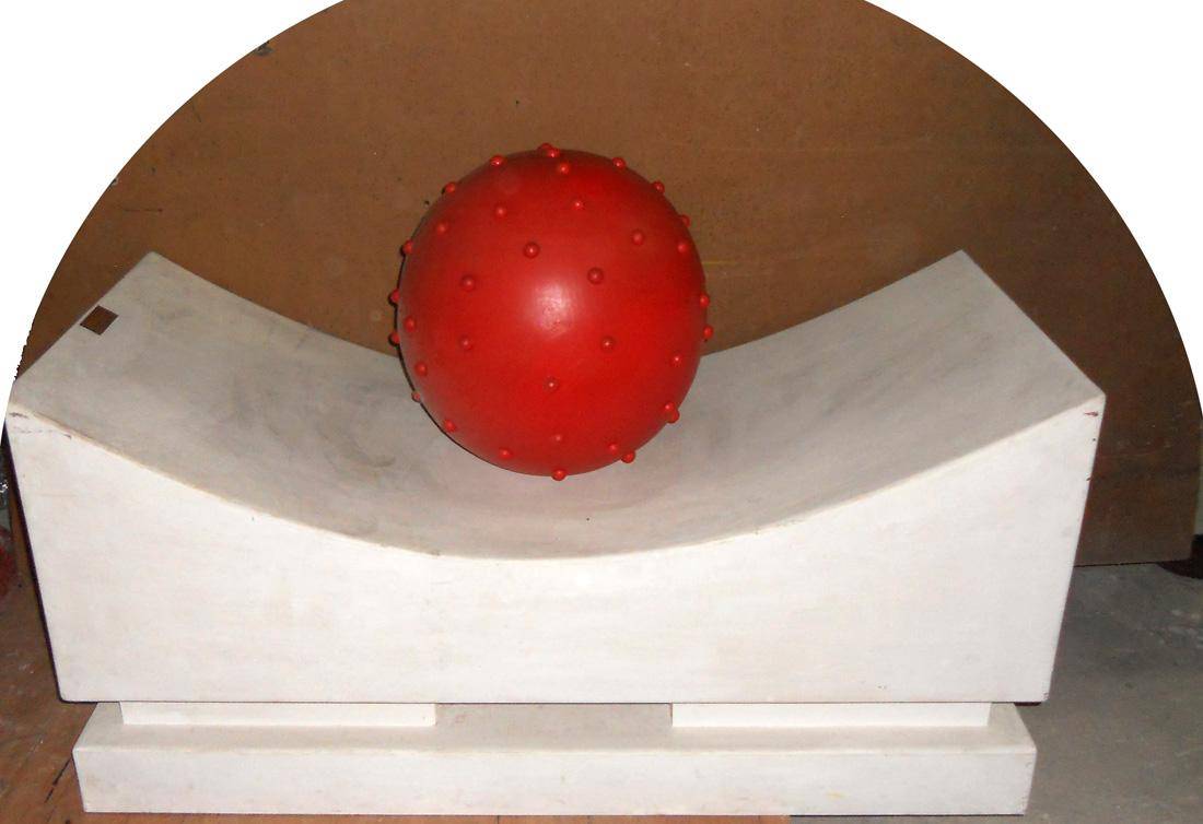 La esfera roja. Mario Lorieto (1919-2003). Metal y madera.  78 x 110 x 55 cm. Nº inv. 4795.