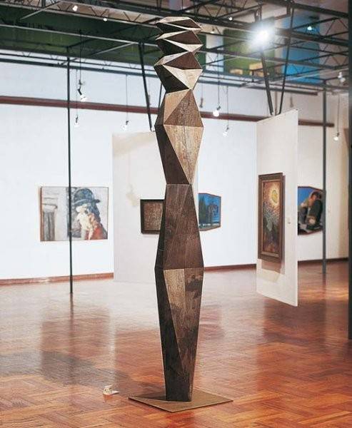 La gran serie de F, 2004. Ricardo Pascale (1942-2024). Construcción en maderas duras.  324 x 44 x 32 cm. Nº inv. 4821.