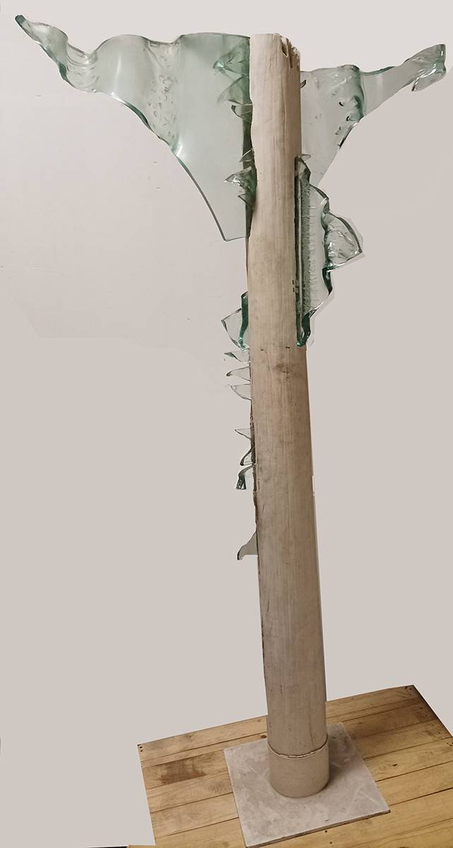 Árbol. Águeda Dicancro (1930-2019). Escultura en madera y vidrio.  210 x 105 x 40 cm. Nº inv. 6662.