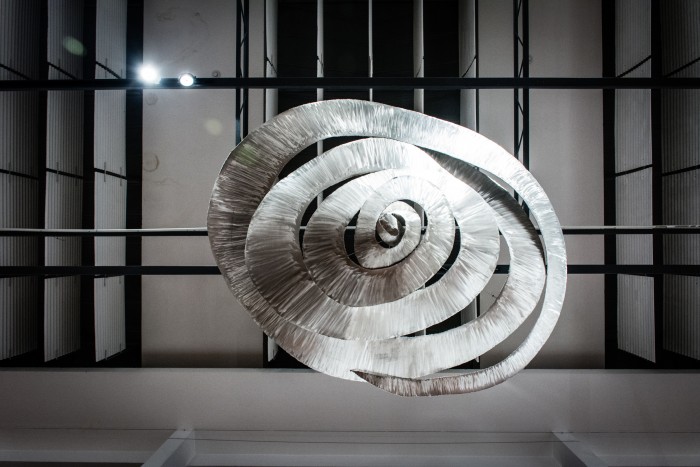 Fotografía: Enrique Abal Oliú<br>Nombre: LA MEGA. <br>Aluminio 2,30 m x 2.30 m - Presentación del catálogo de Verónica Artagaveytia: HABAEVA, una escultura en la contemporaneidad - Museo Nacional de Artes Visuales