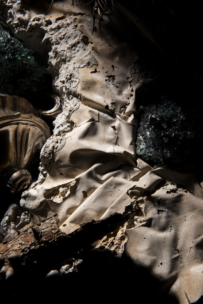 Artista: Guadalupe Ayala<br>Título: GEMA<br>Año: 2025<br><br>Técnica: instalación de sitio específico / escultura monumental<br>Materiales: vidrio, cemento, metal, materiales orgánicos, textil, resina, vajilla antigua<br>Dimensiones: 450 × 260 × 400 cm - Mesa expositiva sobre el proceso de Gema - Museo Nacional de Artes Visuales