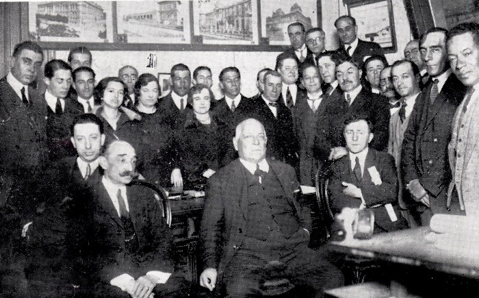 Alfredo Jones Brown junto al personal de la Dirección de Arquitectura del MOP, 1925. Archivo IHA. - Curso Arquitectos Uruguayos - Edición 2018 - Museo Nacional de Artes Visuales