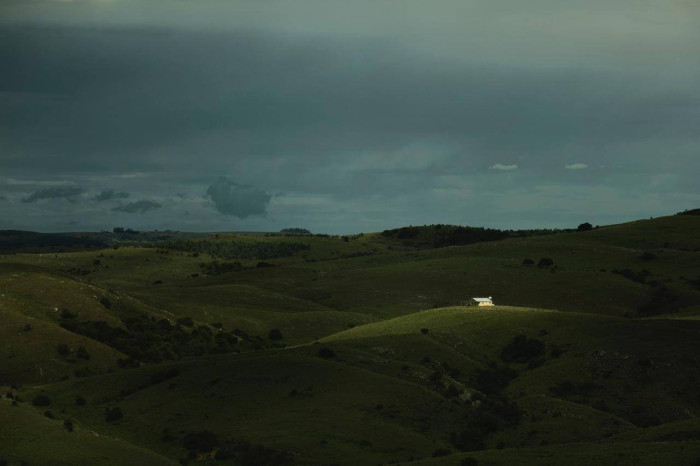 Casita, 2016. Tali Kimelman (1978). Fotografía digital. 54 x 72 cm. Nº inv. MT5757. - Artistas en sus propias palabras - Tali Kimelman - Museo Nacional de Artes Visuales