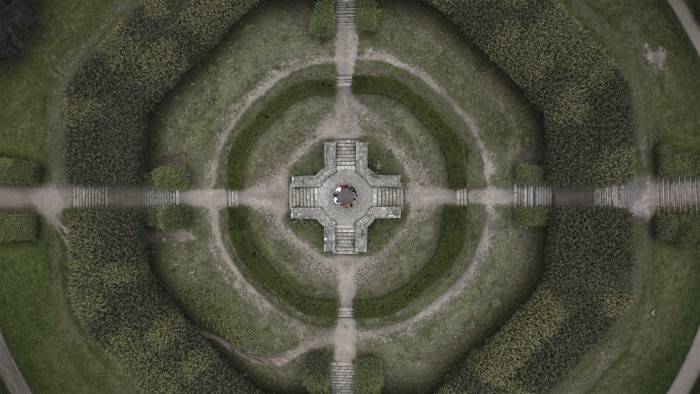 Detalle de Living Monuments I. 2023, videoinstalación de Aurelia Mihai. - BIENALSUR 2025 - Museo Nacional de Artes Visuales