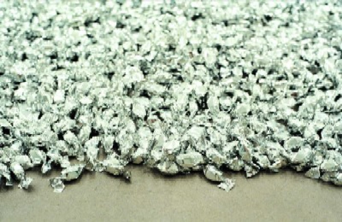 Foto de tapa del catálogo: "Untitled" (Placebo) (detalle), 1991, caramelos envueltos en celofán plateado, abastecimiento ilimitado, peso ideal 454 - 544kg, dimensiones varían con instalación<br><BR> © Estate of Felix Gonzalez-Torres. Courtesy Andrea Rosen Gallery. This image may not be reproduced without permission<br><BR> ARG# GF1991-20 - Felix Gonzales Torres - Museo Nacional de Artes Visuales