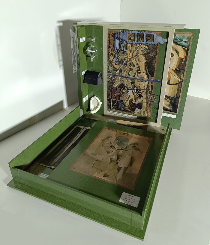 Imagen de libro de artista <i>Caja Serie G (Boite Serie G </i>- 1968), 1968<br><br>Obra perteneciente al acervo del MNAV con el Nº de Inventario: A485<br>Título: Caja Serie G (Boite Serie G - 1968)<br>Artista: Marcel Duchamp - Rrose Sélavy<br>Técnica: Objeto<br>Realizado: 1968<br>Ubicación: Museo Nacional de Artes Visuales - Laboratorio de Libros de Artista 2026: Concepto, Materialidad y Procesos de Creación - Museo Nacional de Artes Visuales