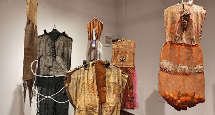 Detalle de "Vestiduras" (2012) -  Olga Bettas: Artistas en sus propias palabras de la muestra  - Museo Nacional de Artes Visuales
