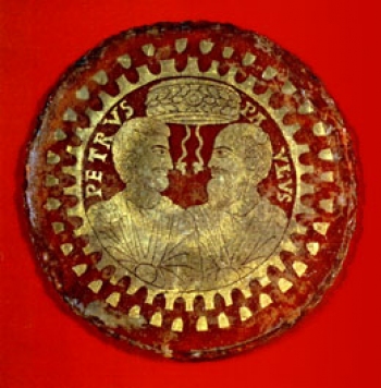 PEDRO Y PABLO VIDRIO DE ORO CON LAS IMÁGENES DE PEDRO Y PABLO<br>Vidrio y hoja de oro, diám. 9 cm<br>fines del siglo IV - Catálogo de la muestra 'La fe y el arte' - Tercera sección - Museo Nacional de Artes Visuales