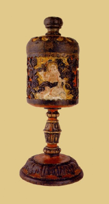 PIXIDE CON TAPA<br>América del sur, siglo XVIII<br>Madera pintada, 36 x 15 cm - Catálogo de la muestra 'La fe y el arte' - Sexta sección - Museo Nacional de Artes Visuales