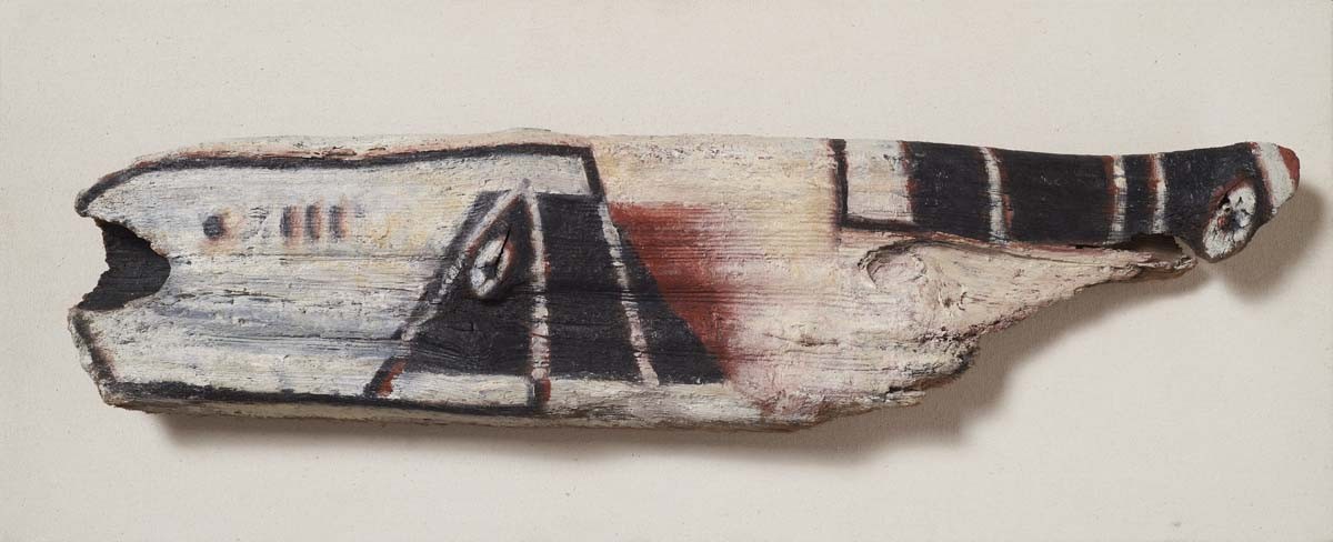 Pirá Guazú, 2004<br>(Pez grande en guaraní),<br>Madera policromada<br>13 x 54 cm - Sergio Viera - Una visión intemporal - Museo Nacional de Artes Visuales