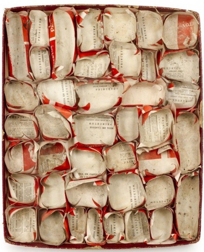 Tapa de cartón y papel rojo, 2014<br>Técnica mixta<br>64.5x39 cm - Verónica Vázquez - La naturaleza de las cosas - Museo Nacional de Artes Visuales