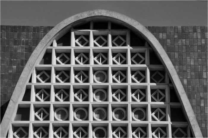 Óscar Vignola: Capilla María Auxiliadora, 1956. Foto: Walter Castelli. - Curso Arquitectos uruguayos del siglo XX (segunda parte) - Museo Nacional de Artes Visuales