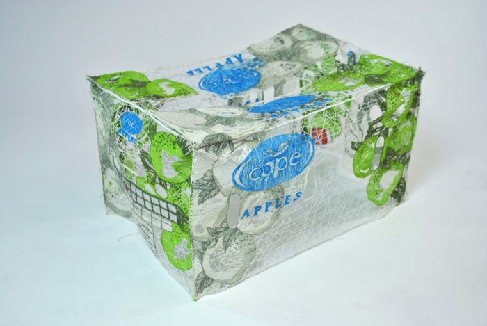 Apple Box<br>Amanda McCavour - 22 artistas invitados - VII Bienal Internacional de Arte Textil Contemporáneo - Museo Nacional de Artes Visuales