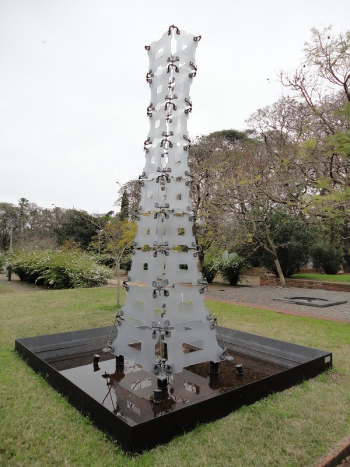  - Escultura de Daniel Escardó en el Jardín de los artistas del MNAV - Museo Nacional de Artes Visuales