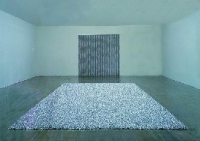 "Untitled" (Placebo), 1991, caramelos envueltos en celofán plateado, abastecimiento ilimitado, peso ideal 454 - 544kg, dimensiones varían con instalación.<br><BR> "Untitled" (Chemo), 1991, cuentas de plástico y varilla de metal, dimensiones varían con instalación.<br><BR> Vista de la instalación en Art Tower Mito, Ibaraki, Japón, "Flexible Co-existence", 5 de abril - 1 de junio 1997<br><BR> © Estate of Felix Gonzalez-Torres. Courtesy Andrea Rosen Gallery. This image may not be reproduced without permission<br><BR> ARG# GF1991-20 <br><BR> ARG# GF1991-23 - Felix Gonzales Torres - Museo Nacional de Artes Visuales