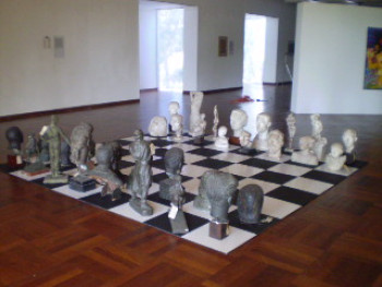 "Shat mat", Gustavo Tabares, 32 esculturas del MNAV. - Nuevas Vías de Acceso III - Museo Nacional de Artes Visuales