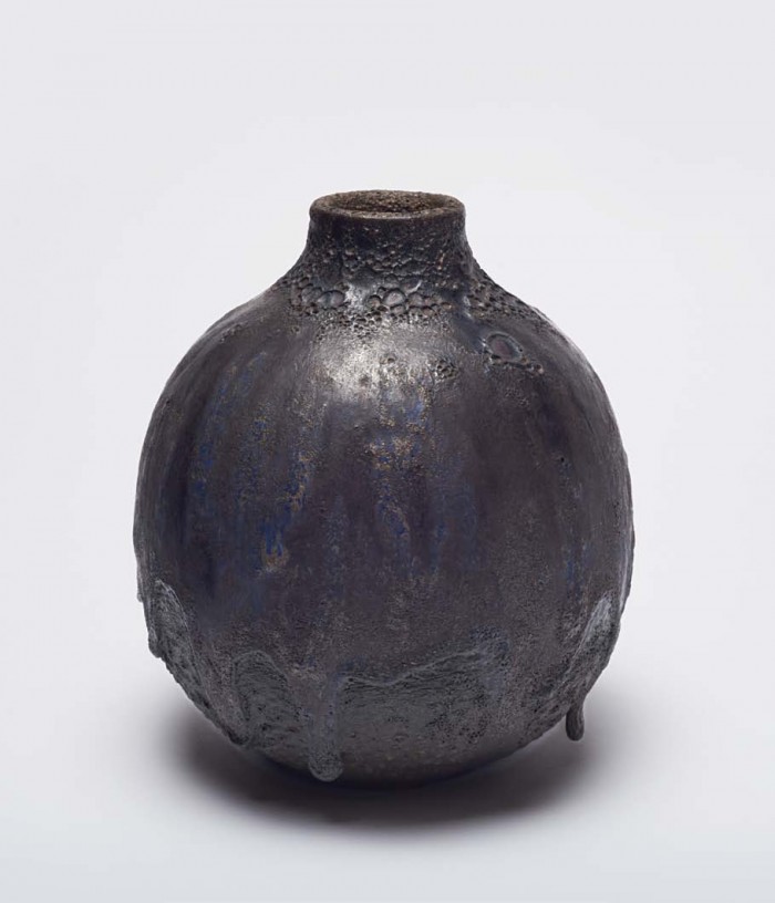 CON GOTAS<br>Jarrón de cerámica con esmalte que gotea<br>Altura 19 cm<br>1971<br>Firmado Silveira y Abbondanza 71 - Silveira y Abbondanza: un legado - Museo Nacional de Artes Visuales