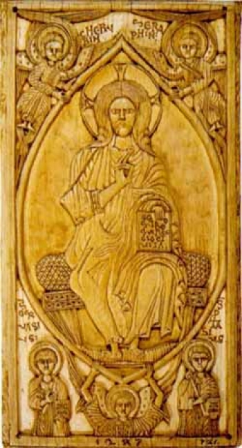 MAJESTAS DOMINI<br>Marfil, 24 x 13 cm - Catálogo de la muestra 'La fe y el arte' - Segunda sección - Museo Nacional de Artes Visuales