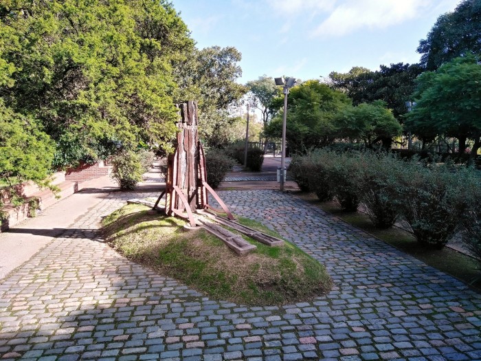 Barca de la crucifixión (2005)<br><a href='cms.php?a=567'>Rimer Cardillo</a> - Jardín - Museo Nacional de Artes Visuales
